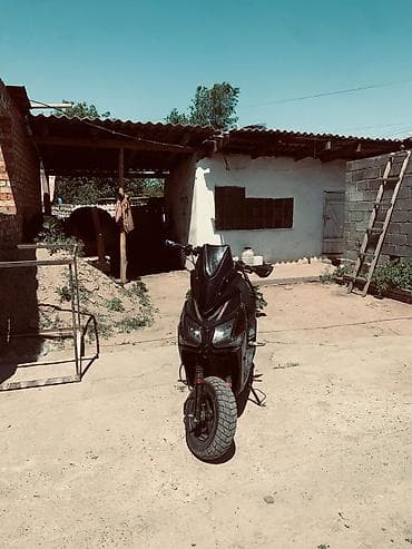 Скутер/мопед, спортивный дизайн, черный цвет. Основные особенности: - — 1