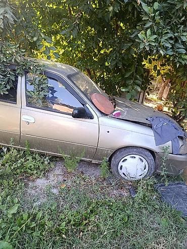 ваз капейка: Автомобиль седан золотистого цвета. Описание: - Кузов: 4-дверный — 1