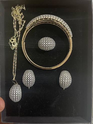 Свадебные платья и аксессуары: Ювелирный набор из желтого металла с россыпью прозрачных камней — 1