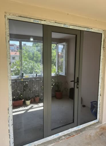 двери на балкон: Алюминиевая балконная дверь с остеклением - Материал профиля — 1