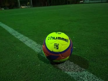 сколько стоит хороший футбольный мяч: Новые футбольные мячи HUMMEL! Качество : отличная!!! Цена: . сом — 4