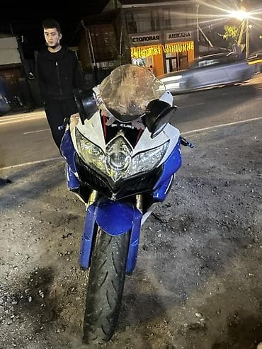 Транспорт: Мотоцикл Suzuki GSX-R (серия спортбайков), синий/белый. Основные — 1