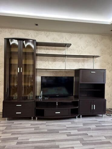 Стенка для гостиной из темного дерева, включающая в себя шкаф для at lalafo.kg Стенка для гостиной из темного дерева, включающая в себя шкаф для