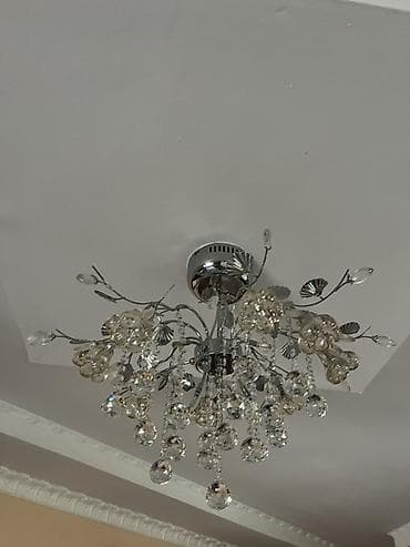 Люстры: В наличии 2 потолочной люстры с хрустальными подвесками и — 1