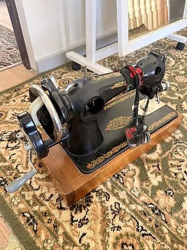 прямо строчки: Механическая швейная машина с ручным приводом на деревянном основании — 3