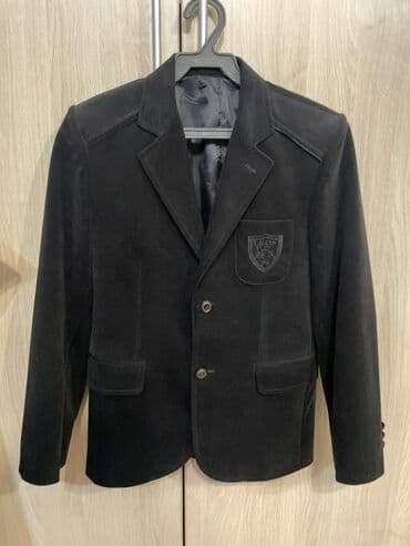 новогодний платье для девочек: Детский пиджак Lakids из черного велюра с двумя пуговицами. Модель — 1