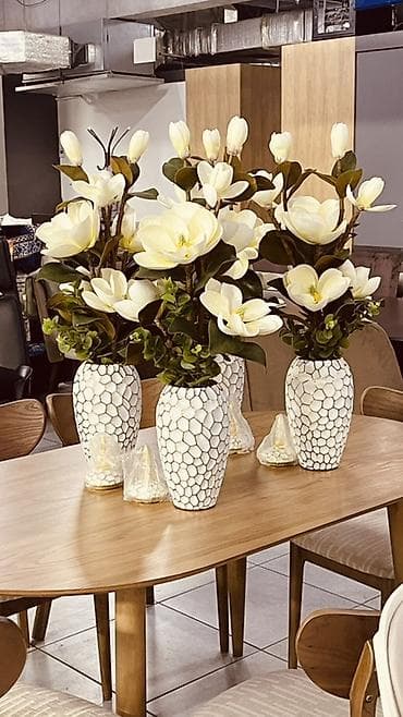 Искусственная композиция из цветов магнолии в керамической вазе станет