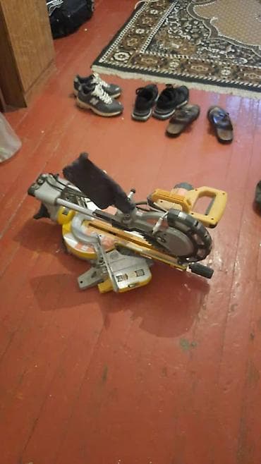 dewalt: Торцовочная пила с протягом - Тип: электрическая торцовочная пила — 1