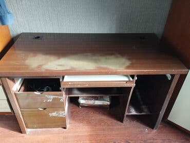 стол рабочий офисный: Компьютерный стол 
в слабом состоянии 
2 полки сломаны
б/у — 1