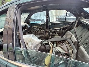 e class: Кузовной донор/разбор на запчасти — седан темно‑зеленого цвета (класс — 5