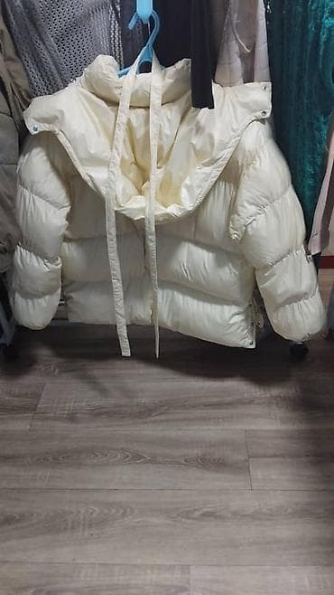 Утеплённая женская куртка-пуховик цвета айвори. - Крой: объёмный, с