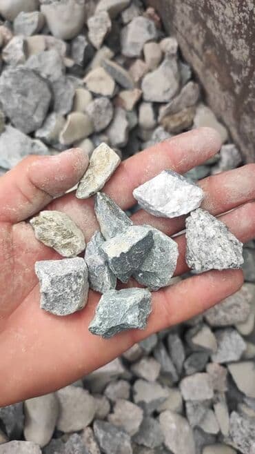 большие камни: Щебень фракции 20–40 мм (ориентировочно). Природный каменный материал — 8