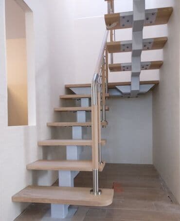 айнек буу: Темир тепкич Жеке менчик үй үчүн, Тепкичтин формасы: Г-сымал, Стиль: Классикалык — 2