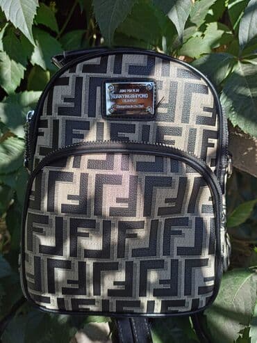 Спецодежда: Продаю рюкзачок. Новый. Покупала за 1 500 сом. Высота: 24 см. Ширина — 1