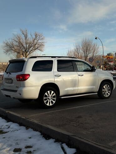 семейный авто: Toyota Sequoia: 2010 г., Автомат, Бензин, Внедорожник — 4