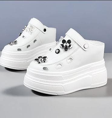 джибитсы для кроксов: Белые сабо-платформы с декоративными украшениями - Формат: закрытые — 2