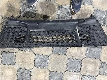 свечи чёрные: Решетка радиатора Toyota 2017 г., Б/у, Оригинал — 1