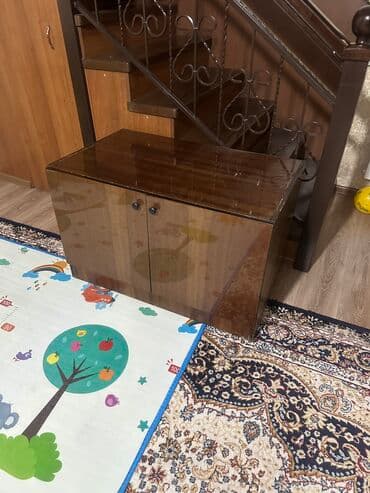 Шкафы: Тумбочка 3000 сом жана айнек стол сатылат.Адреси с.Военно-Антоновка — 1