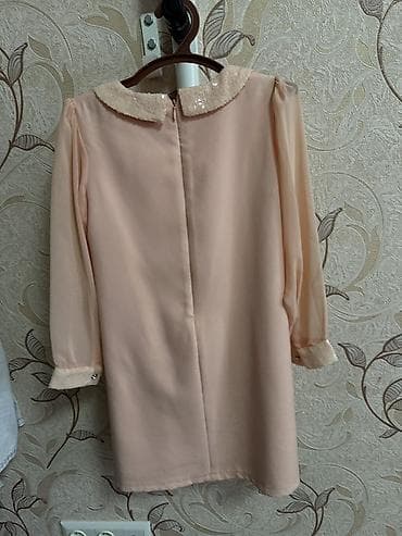 вечерние платья короткие пышные: Платье нежно‑персикового цвета с декором пайетками. - Силуэт: прямое — 2