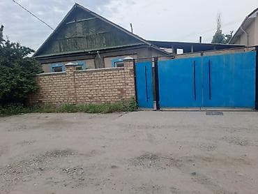 реалии: Дом с большим двором и хозяйственными постройками. Дом в районе — 1