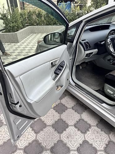 Toyota Prius: 2012 г., 1.8 л, Робот, Гибрид, Седан — 8