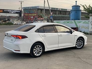 volvo 940: Toyota Corolla: 2021 г., 1.8 л, Автомат, Гибрид, Седан — 2