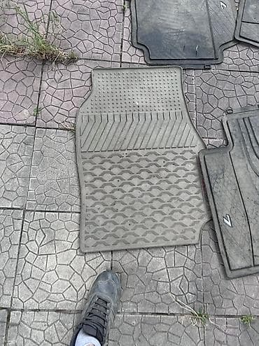 скупка бу вещи: Отдам даром все,что на фото! Полики на Прадо;на бмв; Шины два на — 3