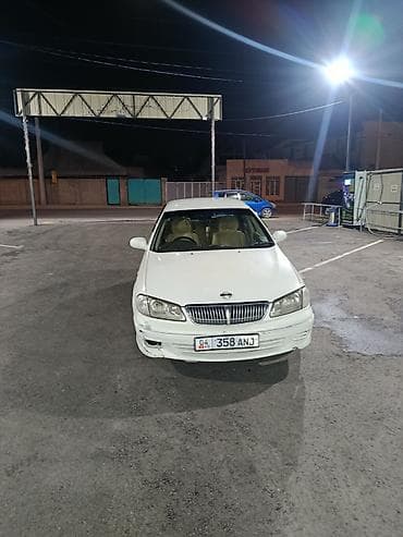 Nissan Sunny седан, правый руль, белый цвет, 5 мест. Основные