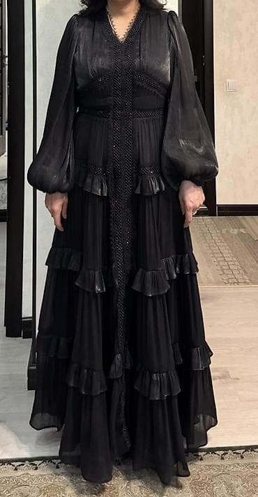 Жеке буюмдар: Длинное черное платье в пол с многослойными воланами - Силуэт — 2