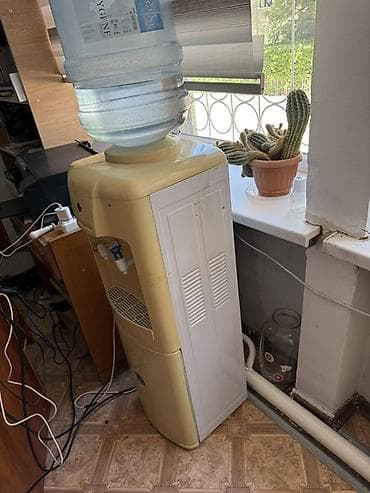 Кулер для бутилированной воды, напольный, с верхней загрузкой бутыли at lalafo.kg Кулер для бутилированной воды, напольный, с верхней загрузкой бутыли
