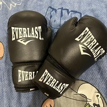 Боксерские перчатки Everlast, черные - Классическая форма с плотным