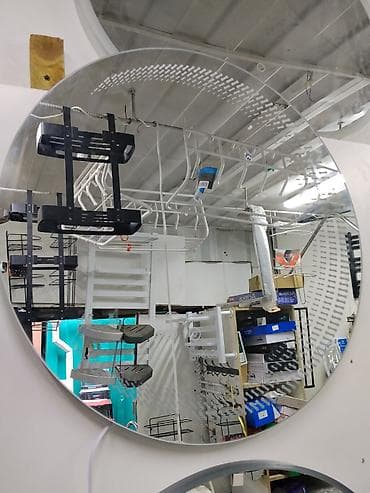 Картины и портреты: Круглое настенное зеркало с декоративным узором по краю. - Форма — 1