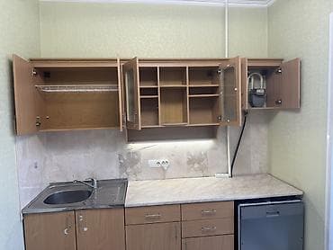 с мебелью: Кухонный гарнитур с мойкой и рабочей зоной - Компоновка: нижние тумбы — 7