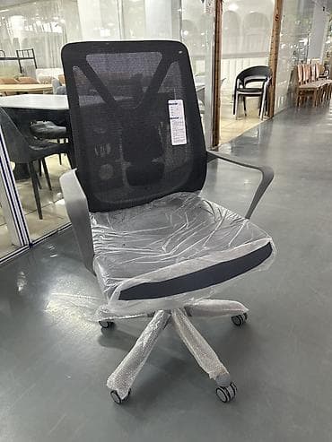 купит компьютерное кресло: Офисное кресло, С колесиками, цвет - Черный — 1