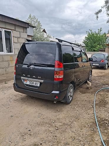 Toyota Noah: 2004 г., 2 л, Автомат, Бензин, Минивэн — 4