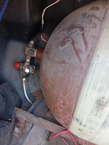 Баллон для сжатого природного метан (CNG), установленный в багажнике