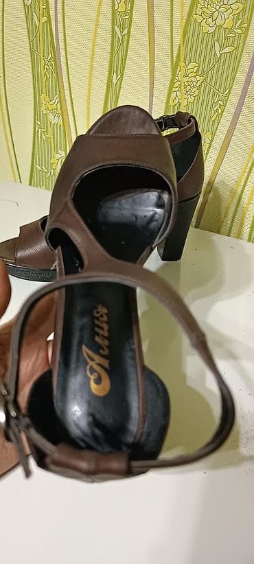 Жеке буюмдар: Продаю босоножки, 39 размер, совершенно новые, каблук 9 см, одевала — 4