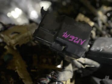 продаю дом: Петли капота Toyota, Б/у, Оригинал — 26