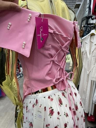 атласный топ: Топ-бюстье с открытыми плечами и декором жемчужными бусинами - — 7