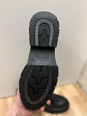 кожаные туфли мужские: Мужские лоферы из чёрной зернистой кожи с металлической пряжкой. - — 1