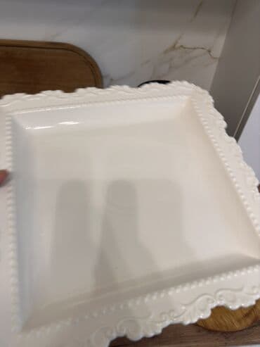 суп набор: Белая сервировочная посуда с рельефным барочным декором по краю — 5