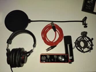 Комплект Focusrite 3rd Gen. В набор входит: - Конденсаторный микрофон