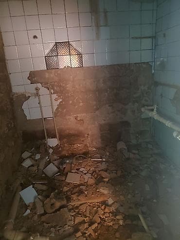 под кафель: Демонтаж ванных комнат и санузлов “под ключ”. - Разборка и вынос — 1