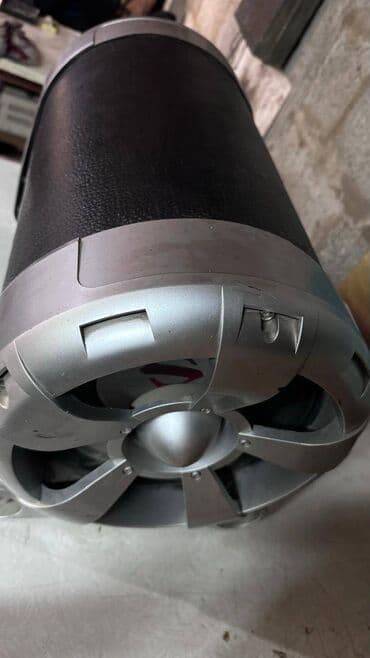 Микрофондор: Subwoofer встроенные усилитель, мощность 1200 Вт
Питание 12 В — 3