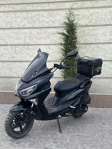 Скутеры: Скутер/макси-скутер 50–150 см³ (визуально класс GT), чёрный — 1