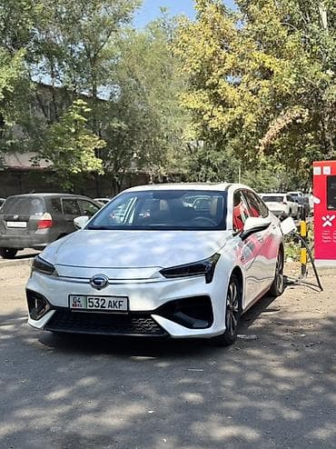GAC Aion S Plus — полностью электрический седан белого цвета. Пишите