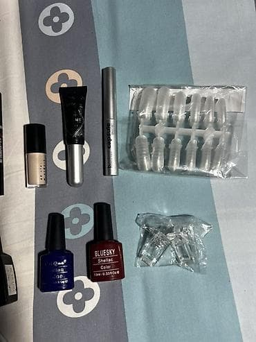 Личные вещи: Набор для макияжа и маникюра Состав: - Тональный крем Maybelline Fit — 5