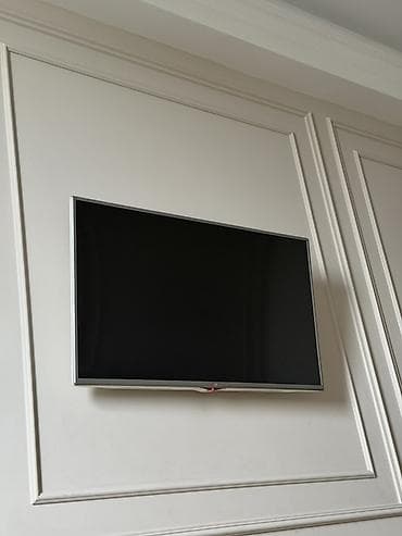 Телевизор LG, диагональ около 32–40". Плоская панель с тонкими