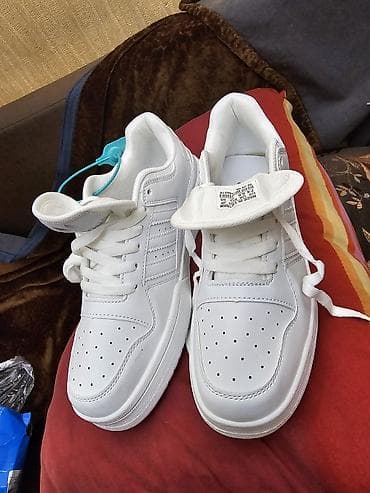 nike react: Кроссовки adidas (Trefoil на стельке), полностью белые. - Модель в — 3