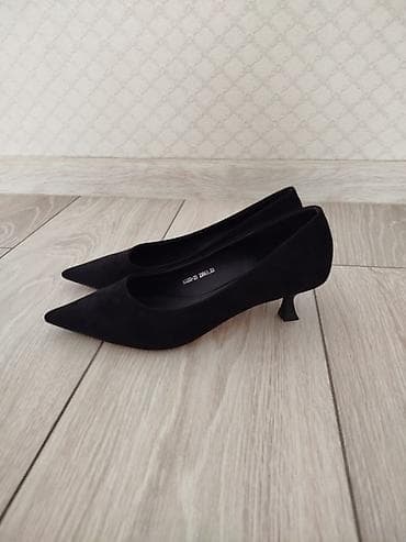 Классические женские лодочки на низком каблуке kitten heel. - Цвет